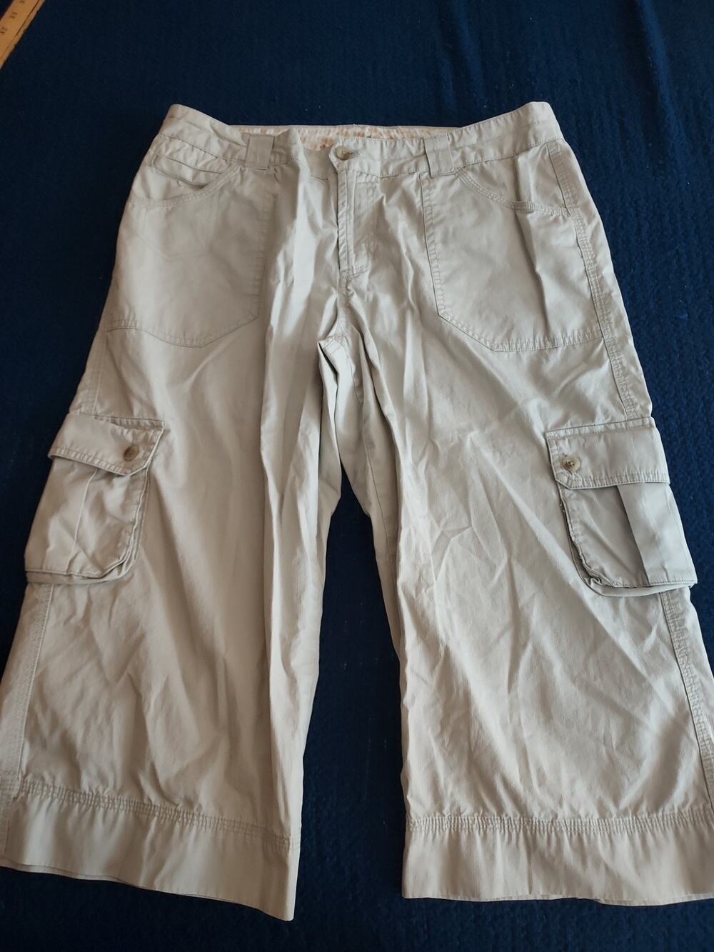 Columbia Women's Size 12 Capris Cargo All Cotton Pockets EUC 18" long belt loops